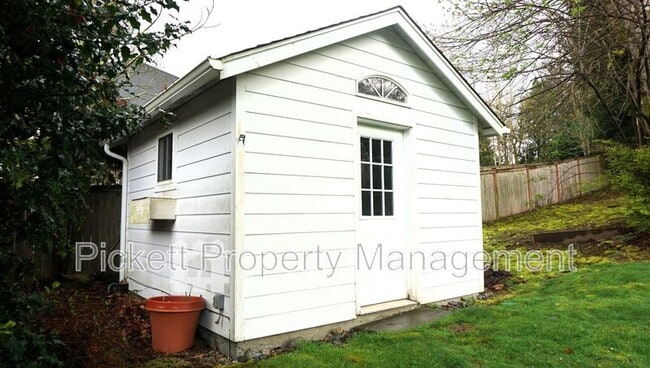 Building Photo - 1627 Lucero Pl E