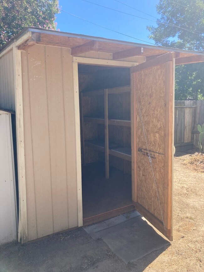 Building Photo - Modesto 3 Bedroom 2 Bath Solar Power Home ...
