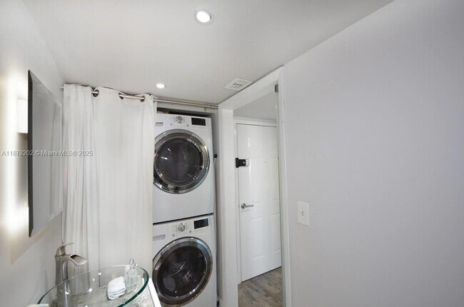 Building Photo - 540 Brickell Key Dr