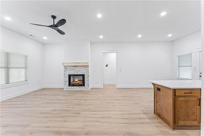 Building Photo - 16 Celtic Dr