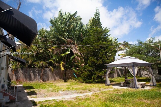 Building Photo - 1821 Harding St