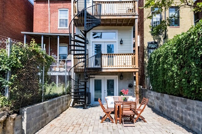 Building Photo - 3 Bed 2.5 Bath - Bloomingdale Condo - 1 Assigned Parking Space