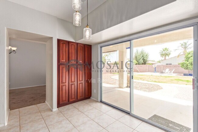 Building Photo - 883 E Powell Way