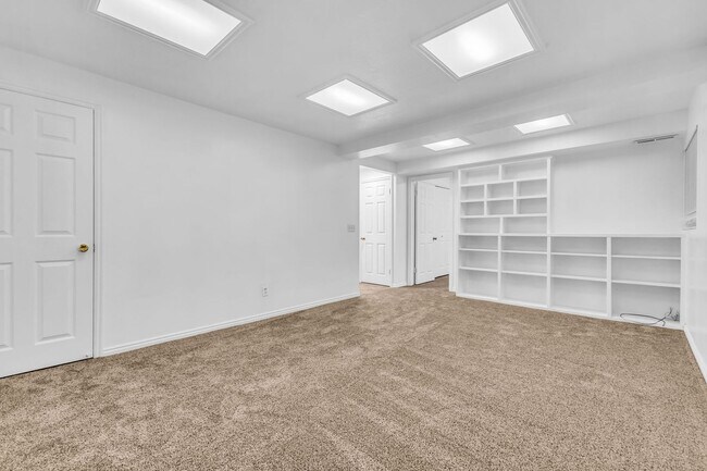 Building Photo - Charming Farmington Home in Peaceful Cul-de-Sac