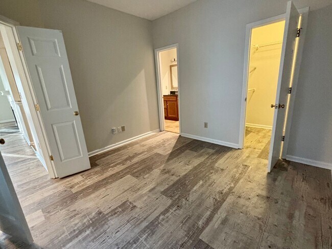 Building Photo - 1001 Brighthurst Dr