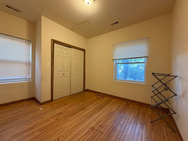 Building Photo - 3000 W 61st St