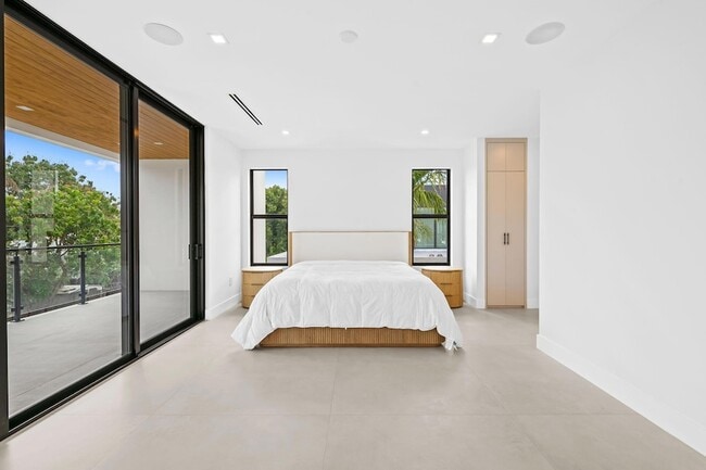 Building Photo - 2324 SW 26th St