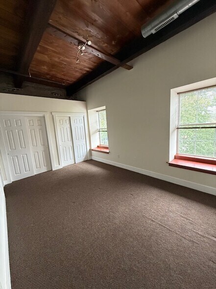 Building Photo - 3500 Sunnyside Ave