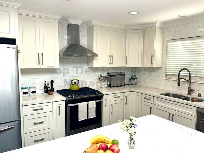 Building Photo - Beautifully updated 3 Bed / 2 Bath / 1,584...