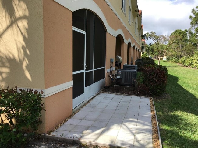 Building Photo - 5051 SE Mariner Garden Cir