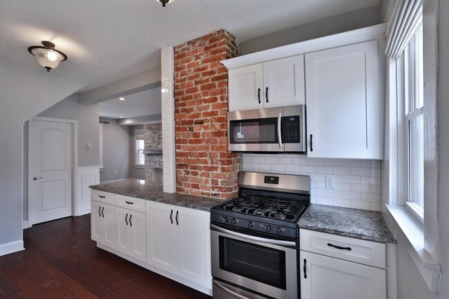 Building Photo - 693 Wilson Ave