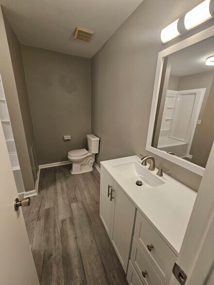 Full bathroom - 732 Coventry Ln