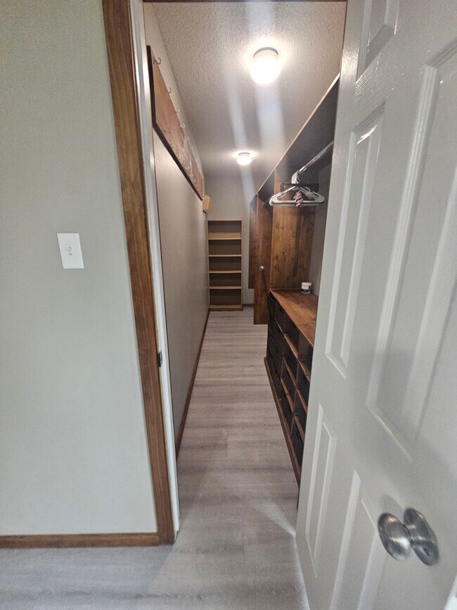 Building Photo - Home in Benton