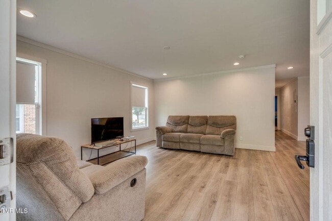 Building Photo - Very nice home located less than 5 minutes...