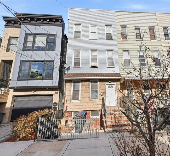 Building Photo - 202 Bowers St