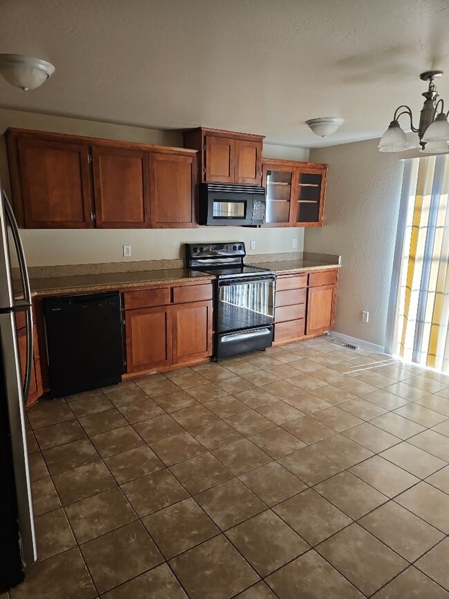 Building Photo - Available now! - 3 bed, 2 bath apartment i...