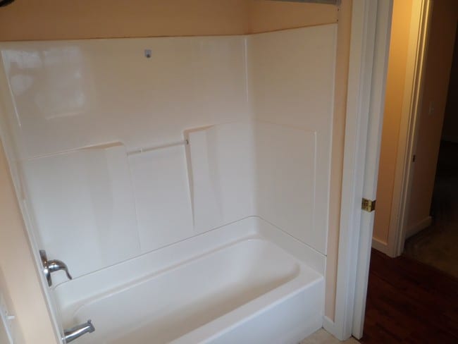 Building Photo - Super Cute & Renovated 3-Bedroom Cottage i...