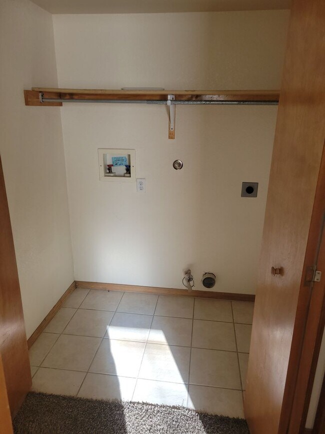 Building Photo - Townhouse in the Pines ***COMING SOON*** WILL PROCESS APPILCATIONS ON 3/5/26***