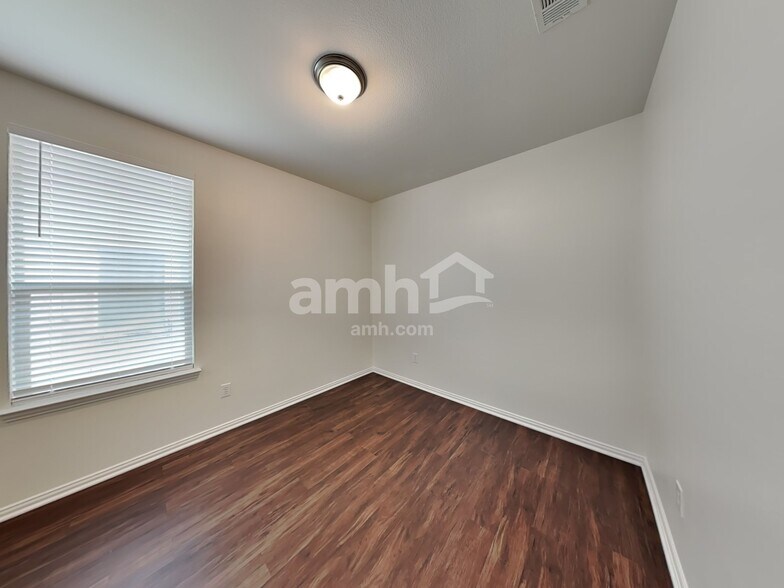 Building Photo - 313 Hawthorn Dr