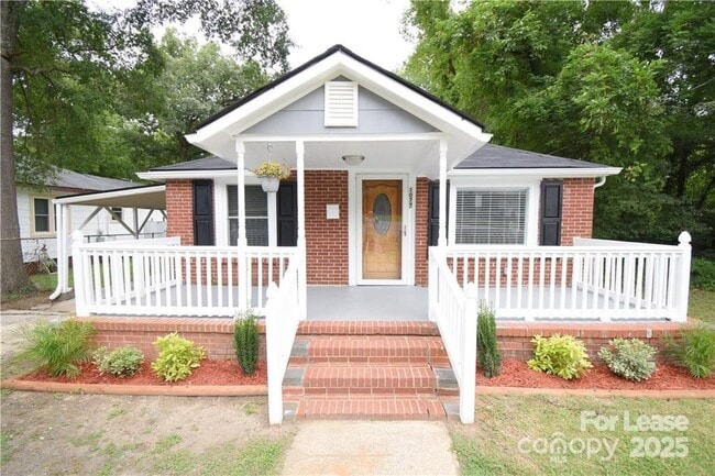 Primary Photo - 1077 Henderson St