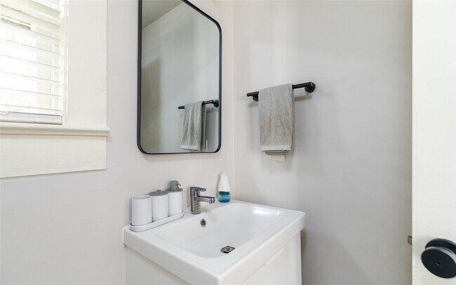 Building Photo - 114 Redan St