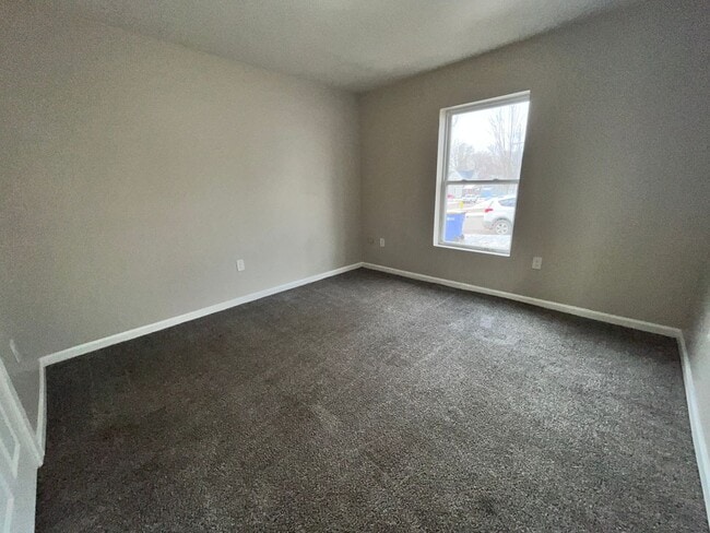 Building Photo - 2 bedroom, 1.5 bath house