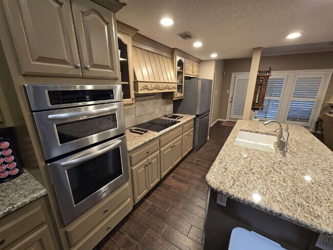 Building Photo - "Discover Spacious Comfort: 3-Bed, 2-Bath Gem on 77th Street (furnished)| Kingsgate