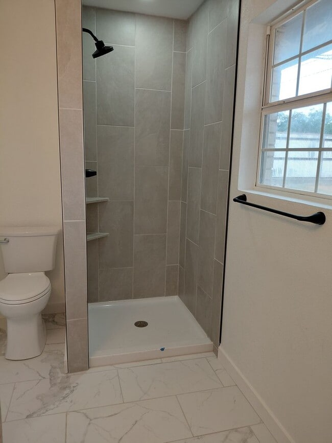 Building Photo - 3/2/2 Newly remodeled home with new appliance, flooring and much more!