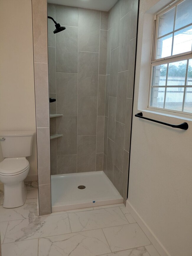 Building Photo - 3/2/2 Newly remodeled home with new appliances, flooring and much more!