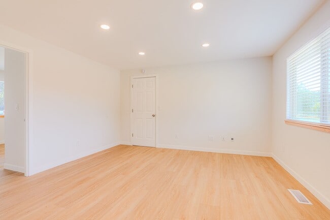 Building Photo - 4 Bedroom 1 Bathroom Covington Home for Rent