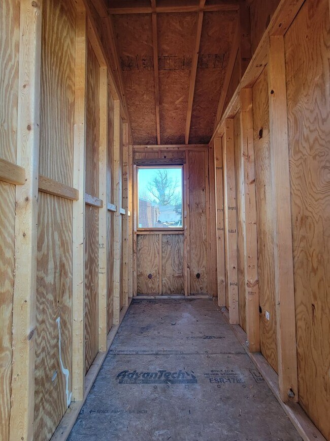 Building Photo - 2 Bedroom 1 Bathroom House