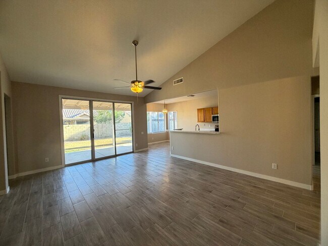 Building Photo - UPDATED BEAUTY IN GARDEN LAKES