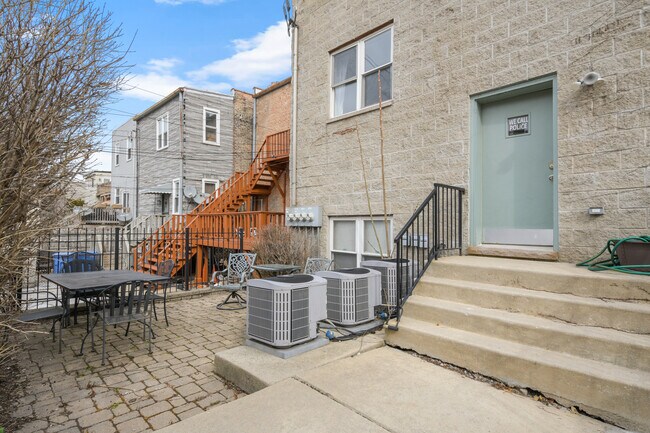 Building Photo - 920 S Claremont Ave