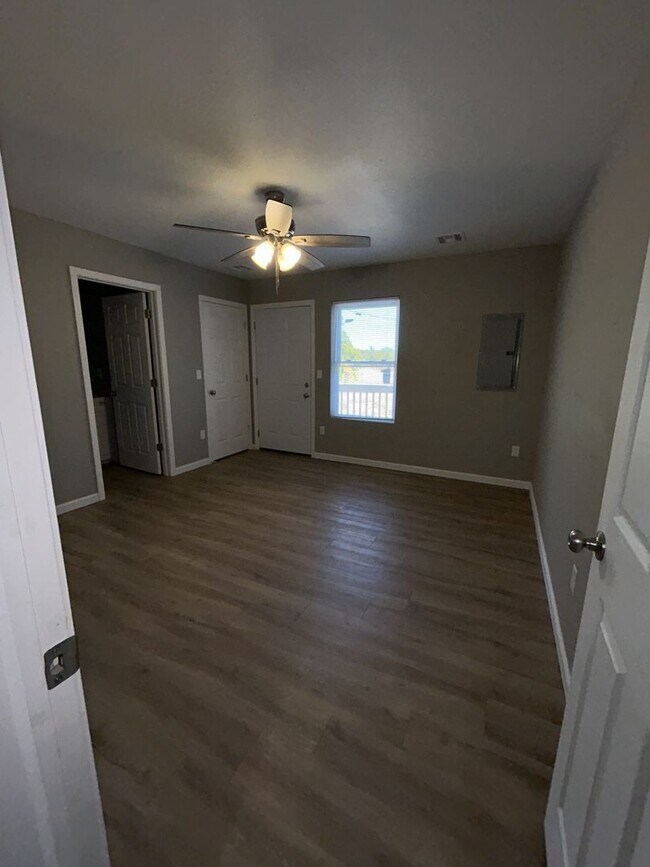 Building Photo - 718 Columbus St