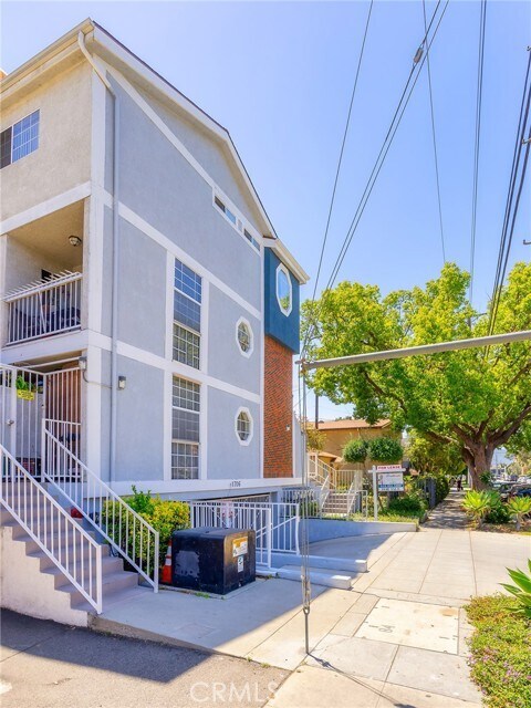 Building Photo - 1706 Grismer Ave