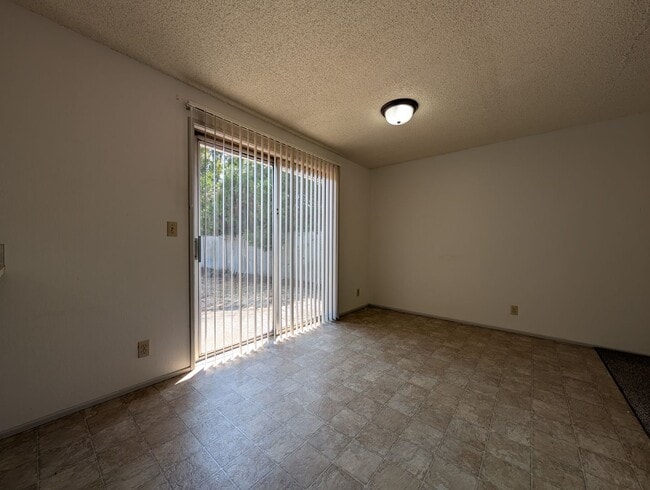 Building Photo - Great 2 bed/1.5 bath townhome in Springfield