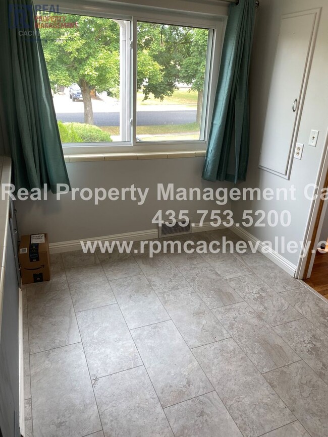 Building Photo - Great 5 bedrooms and 3 baths home Close to...