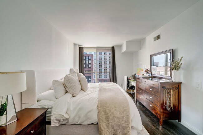 Building Photo - 800 Jackson St