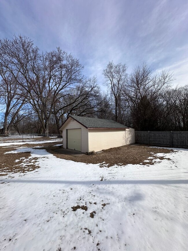 Building Photo - UPDATED 3 BR/1 BATH WITH EXTRA GARAGE SPACE