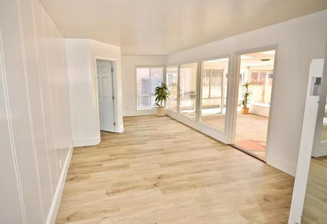 Building Photo - 5BD/2BA, Great Sunroom!