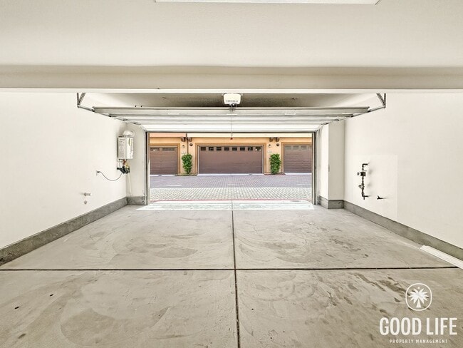 Building Photo - Spacious 2BD/3BA Condo in Chula Vista with Walk-In Closet, Community Pool & 2-Car Garage