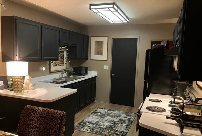 Building Photo - 6431 Deerhurst Dr