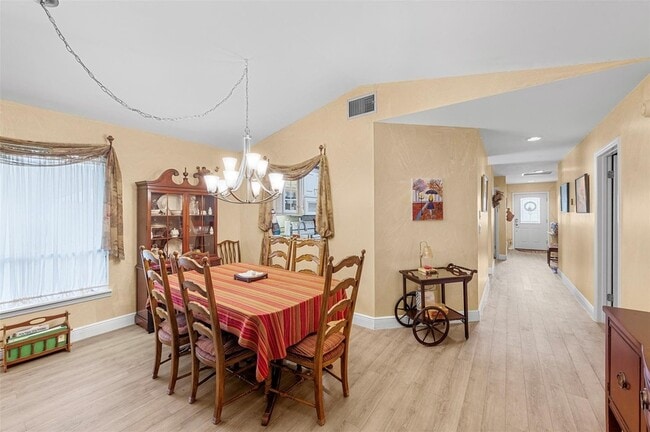 Building Photo - 6809 SE Yorktown Dr