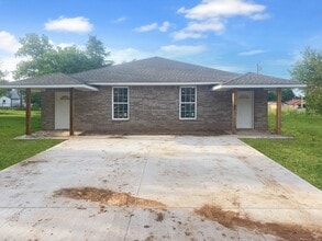 Building Photo - 805 SW Summit Ave
