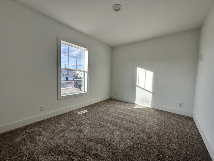 Building Photo - 7 Rainier St N