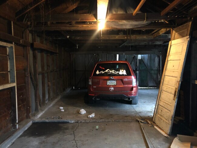 Building Photo - 212 W Ridgeway St