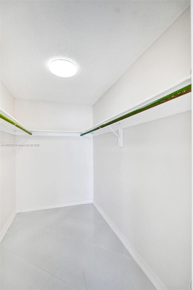 Building Photo - 3113 S Ocean Dr