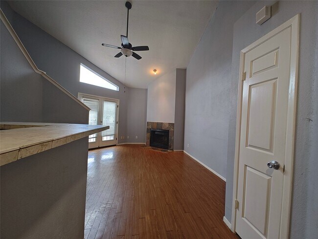 Building Photo - 10855 Meadowglen Ln