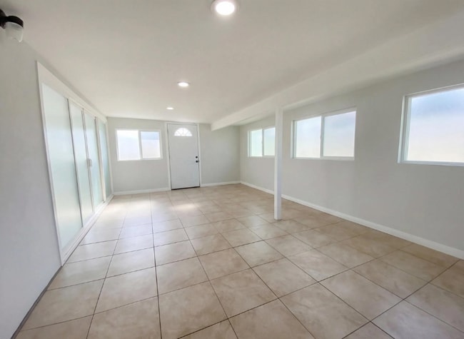 Building Photo - 896 Salina St