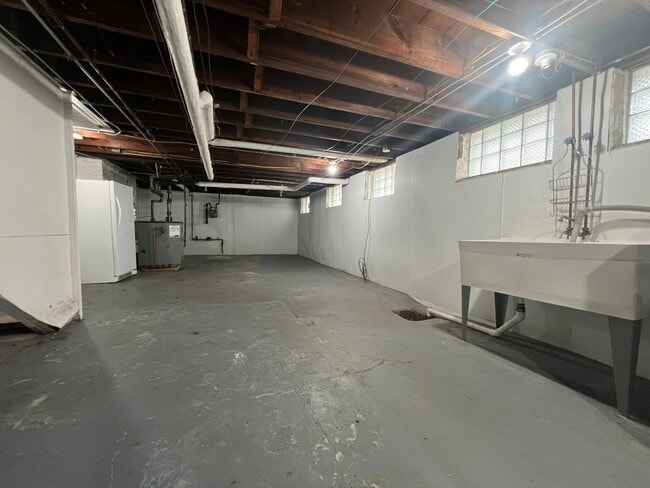 Building Photo - 3081-3081 Meadowbrook Blvd